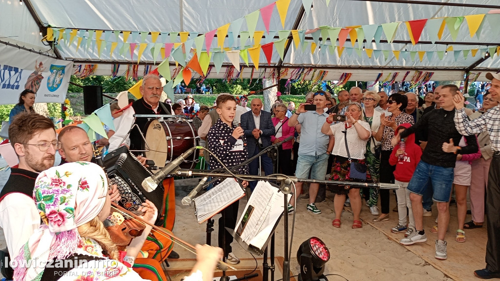 Boże Ciało. Potańcowka na plaży nad Bzurą