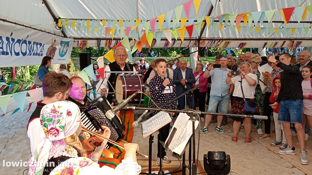 Boże Ciało. Potańcowka na plaży nad Bzurą