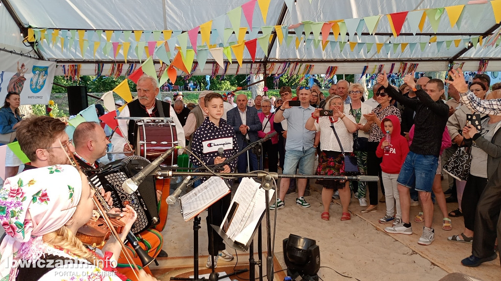 Boże Ciało. Potańcowka na plaży nad Bzurą