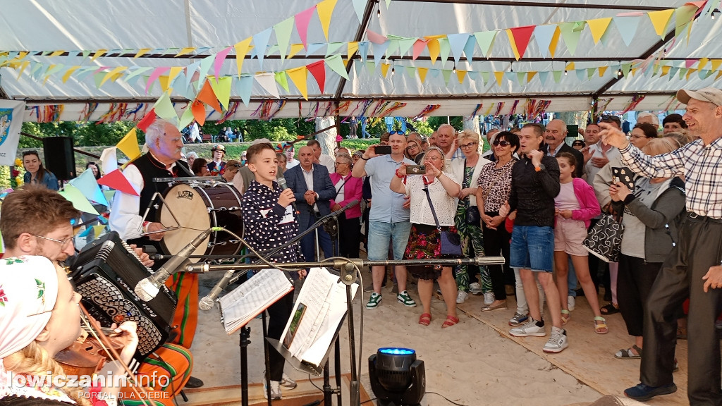 Boże Ciało. Potańcowka na plaży nad Bzurą
