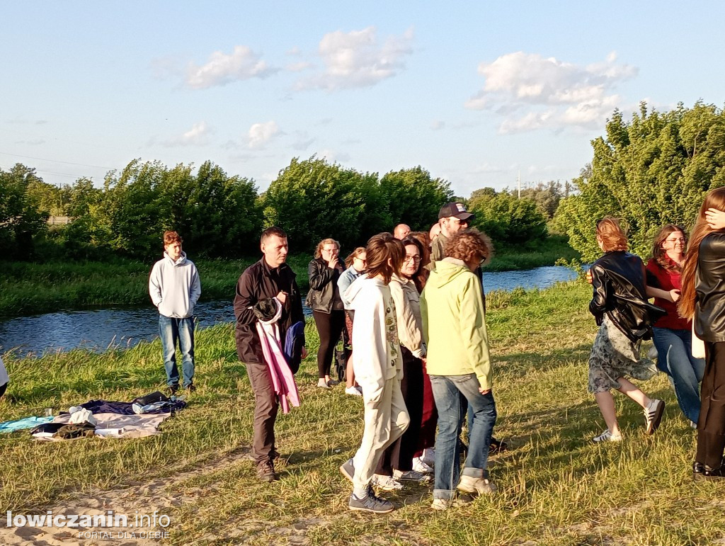 Boże Ciało. Potańcowka na plaży nad Bzurą