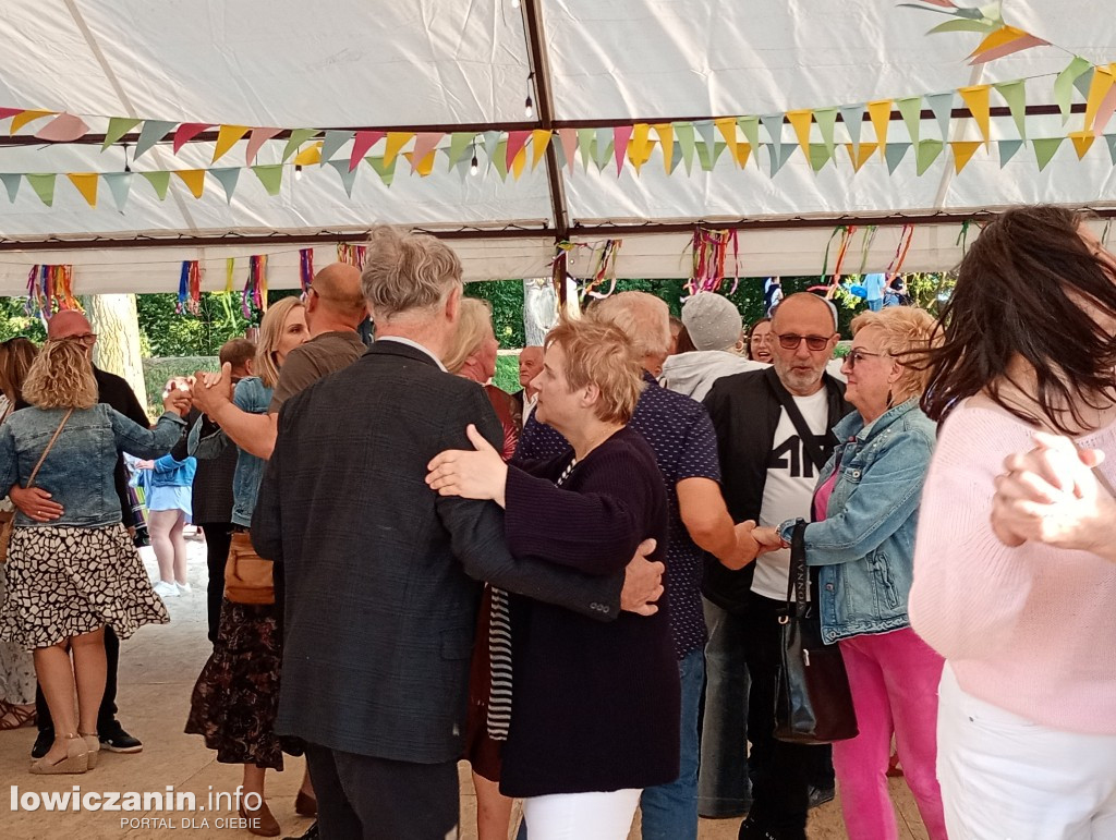 Boże Ciało. Potańcowka na plaży nad Bzurą