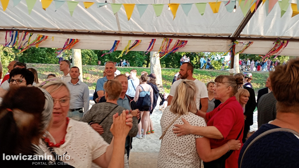 Boże Ciało. Potańcowka na plaży nad Bzurą