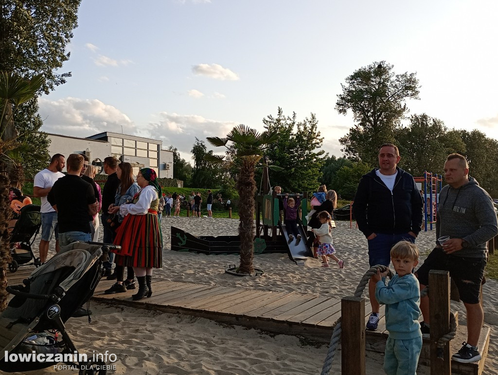 Boże Ciało. Potańcowka na plaży nad Bzurą