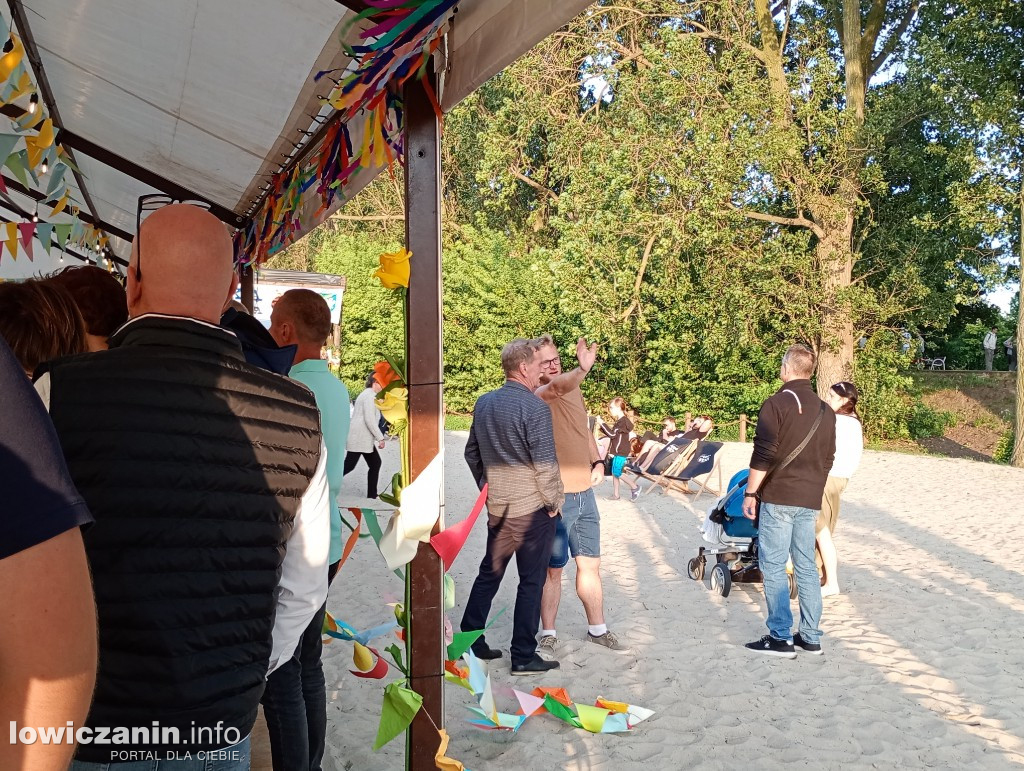 Boże Ciało. Potańcowka na plaży nad Bzurą