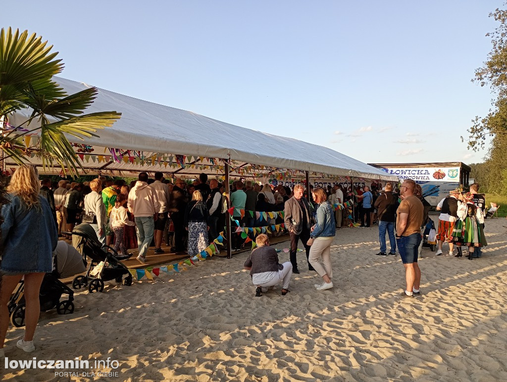 Boże Ciało. Potańcowka na plaży nad Bzurą