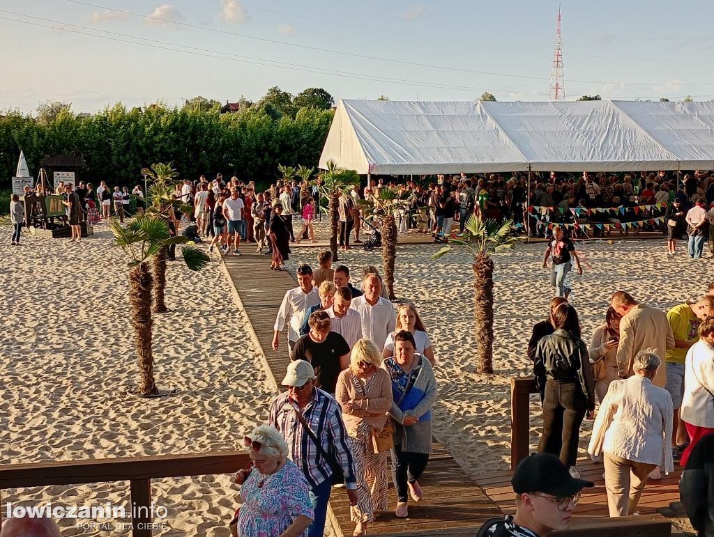 Boże Ciało. Potańcowka na plaży nad Bzurą