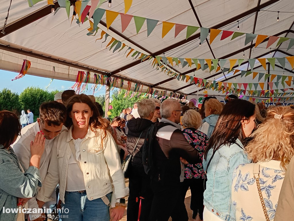 Boże Ciało. Potańcowka na plaży nad Bzurą