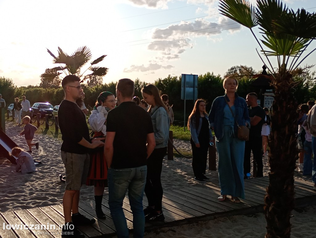 Boże Ciało. Potańcowka na plaży nad Bzurą