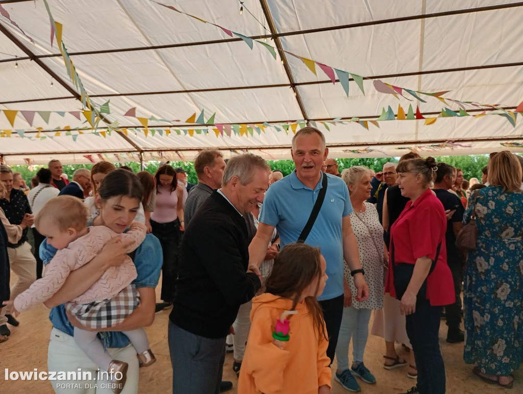 Boże Ciało. Potańcowka na plaży nad Bzurą