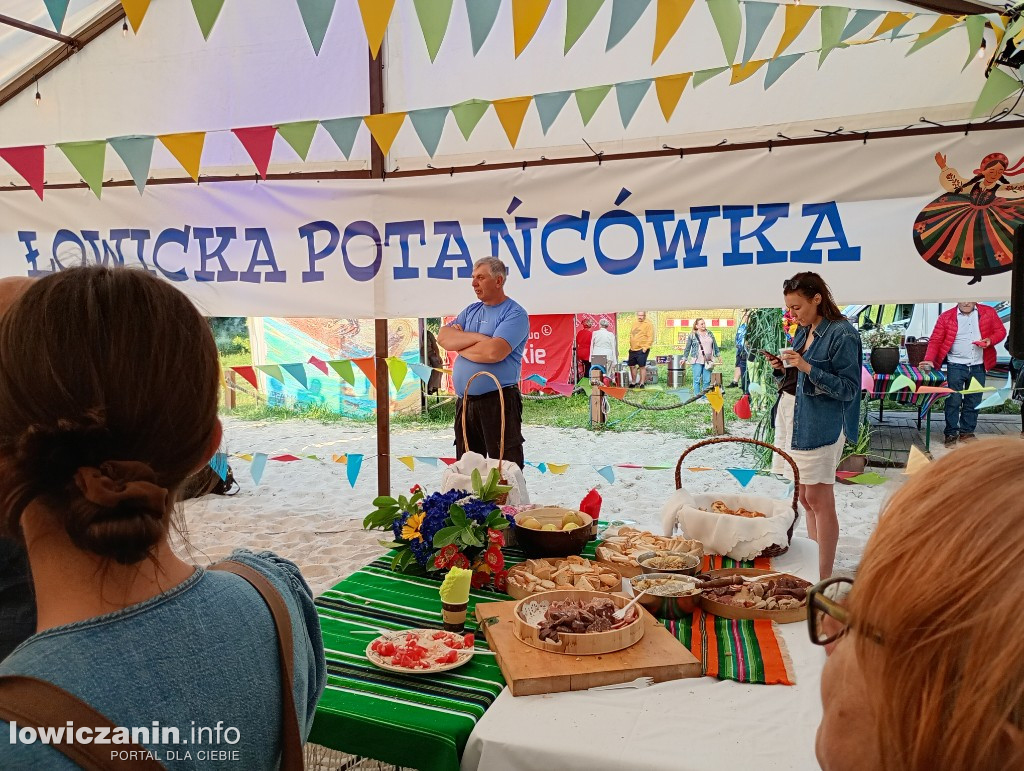 Boże Ciało. Potańcowka na plaży nad Bzurą