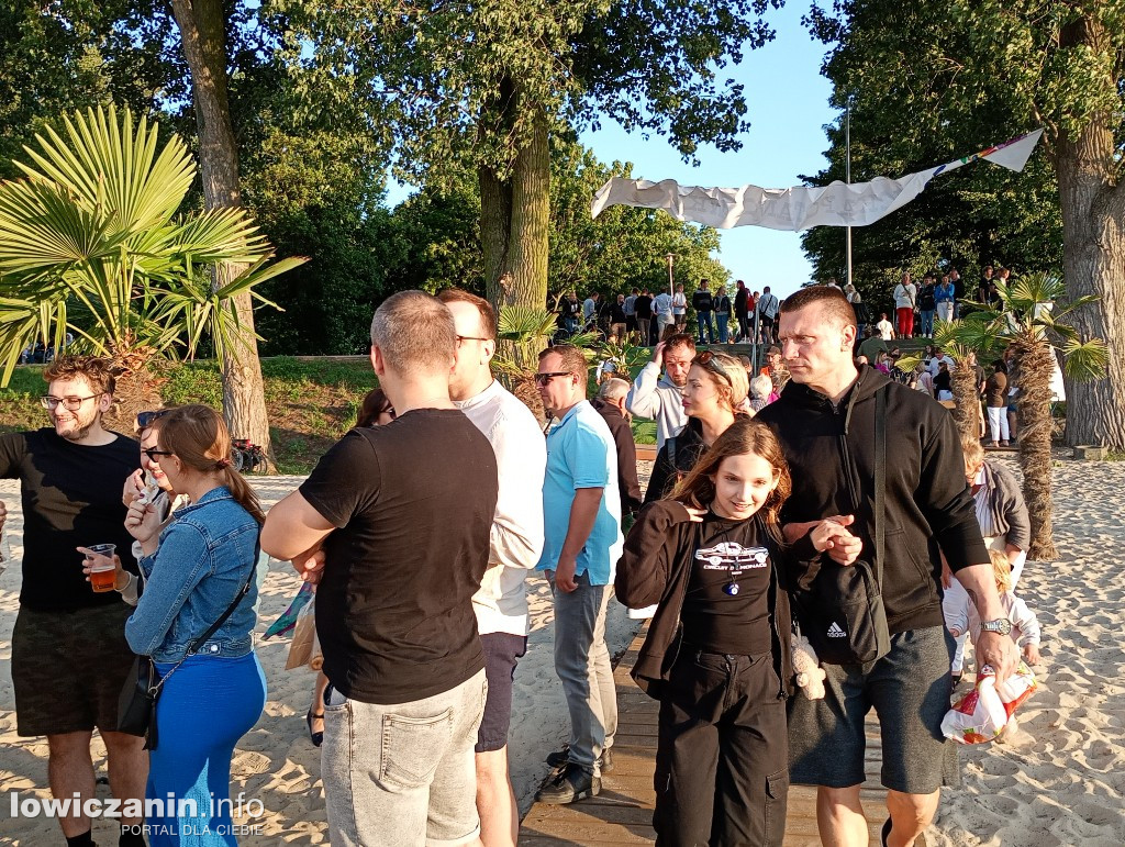 Boże Ciało. Potańcowka na plaży nad Bzurą