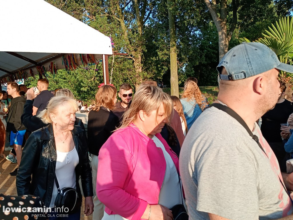 Boże Ciało. Potańcowka na plaży nad Bzurą