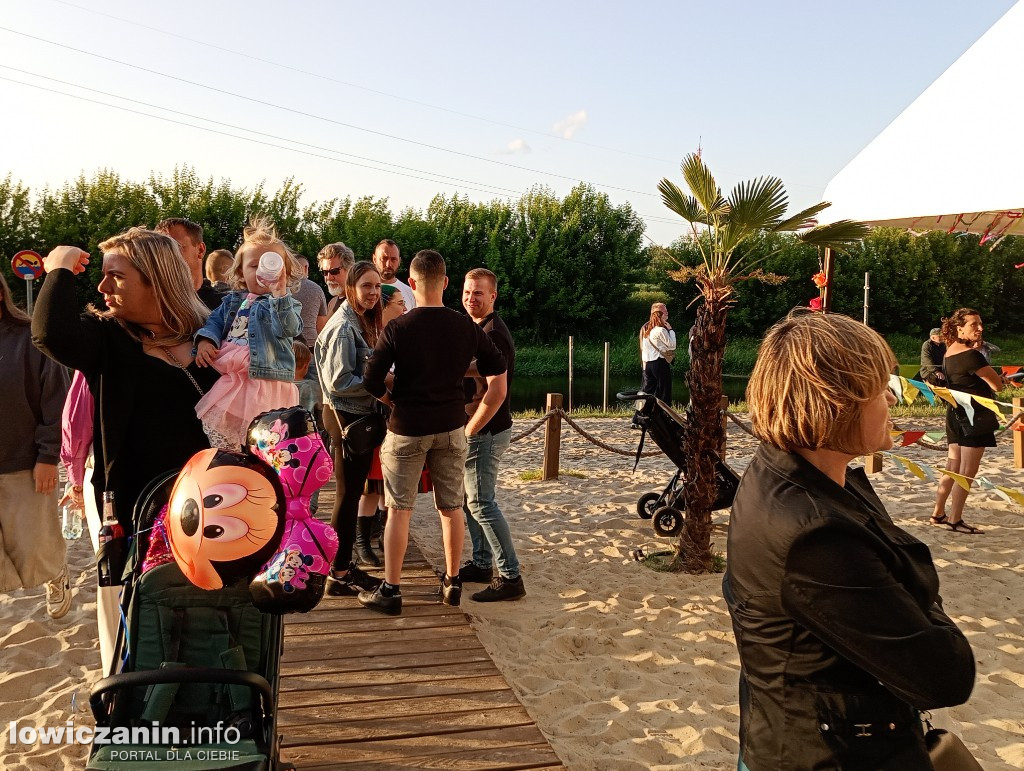 Boże Ciało. Potańcowka na plaży nad Bzurą