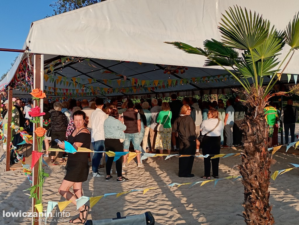 Boże Ciało. Potańcowka na plaży nad Bzurą