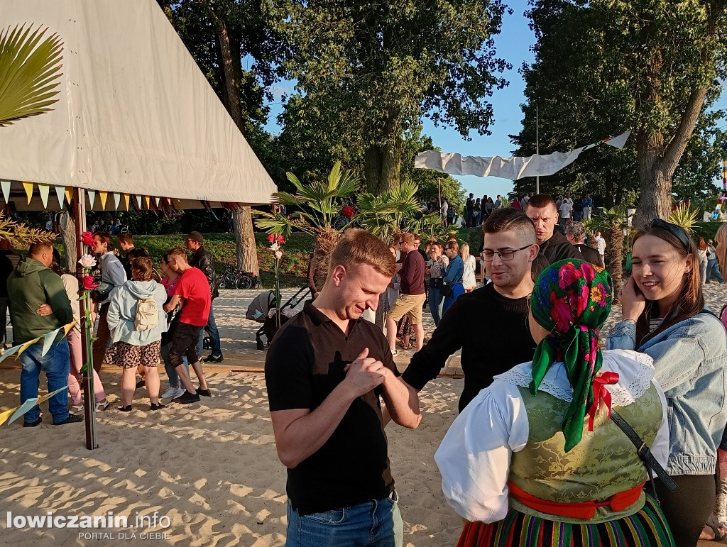 Boże Ciało. Potańcowka na plaży nad Bzurą