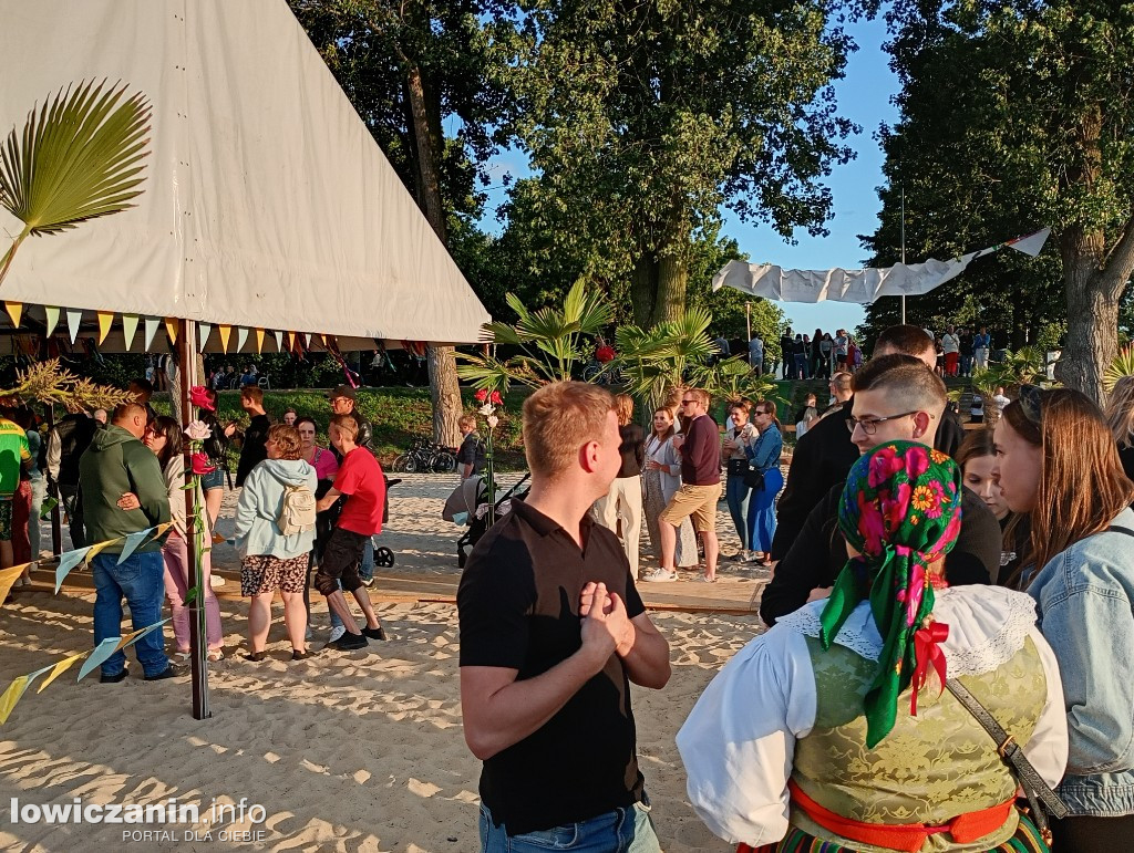 Boże Ciało. Potańcowka na plaży nad Bzurą