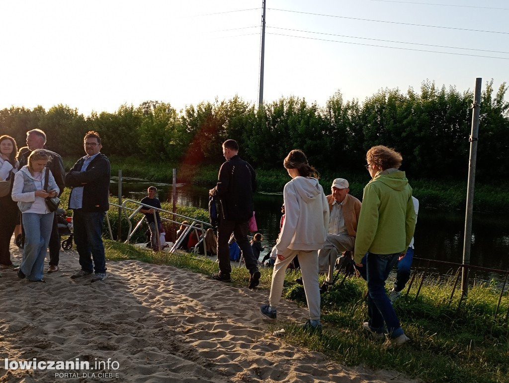 Boże Ciało. Potańcowka na plaży nad Bzurą