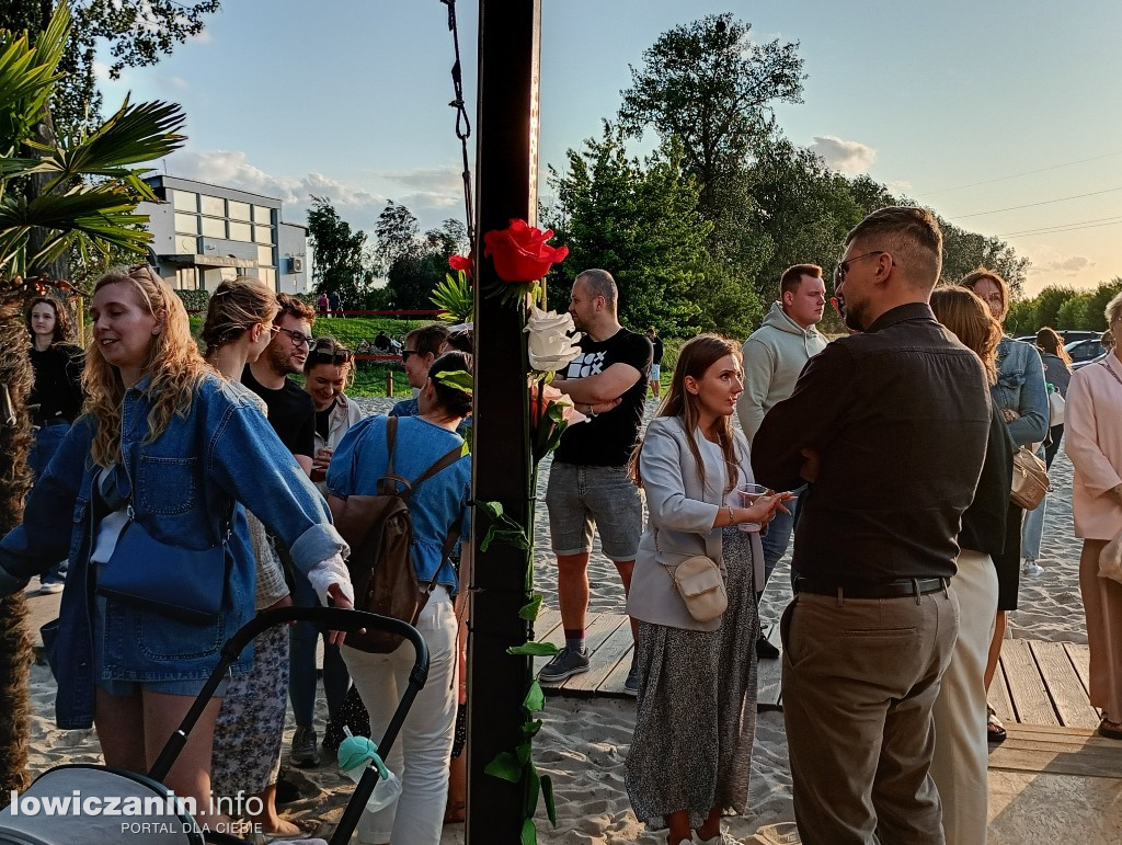 Boże Ciało. Potańcowka na plaży nad Bzurą