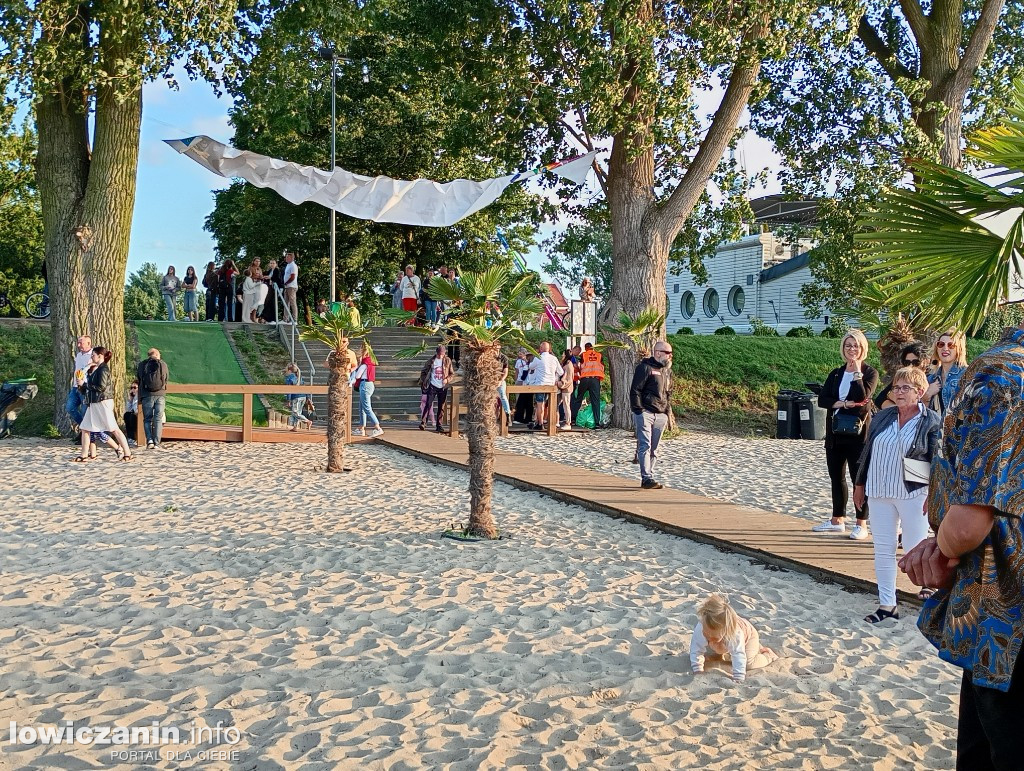 Boże Ciało. Potańcowka na plaży nad Bzurą