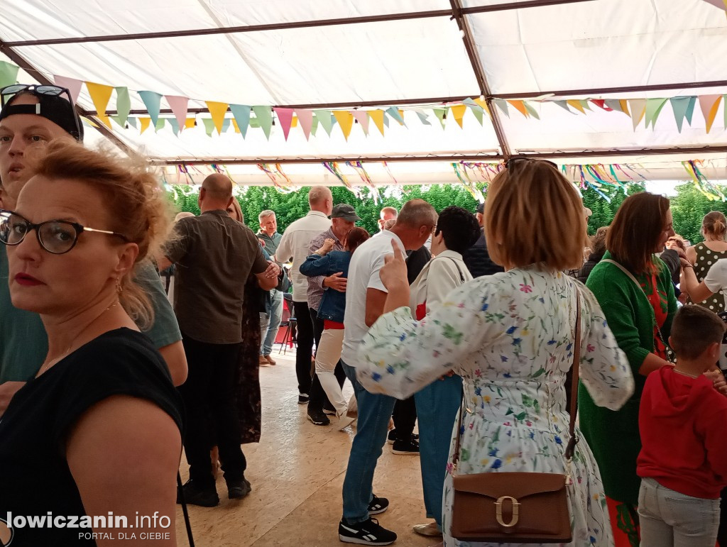 Boże Ciało. Potańcowka na plaży nad Bzurą