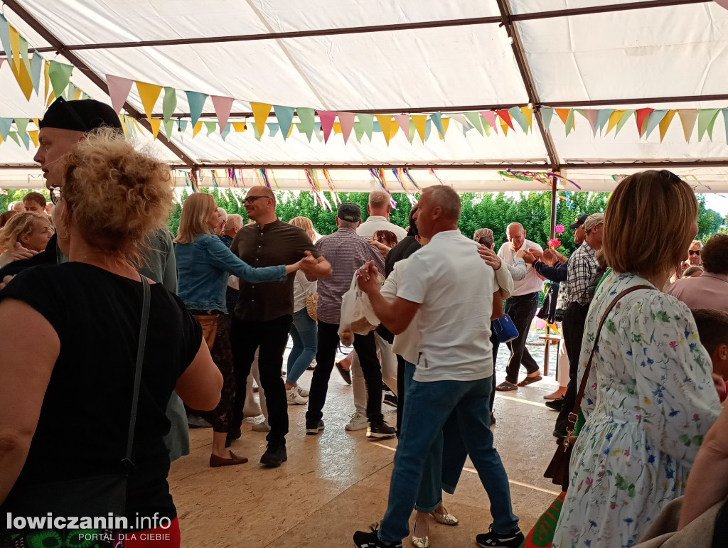 Boże Ciało. Potańcowka na plaży nad Bzurą