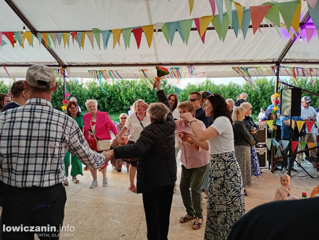 Boże Ciało. Potańcowka na plaży nad Bzurą