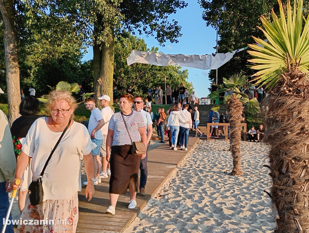 Boże Ciało. Potańcowka na plaży nad Bzurą