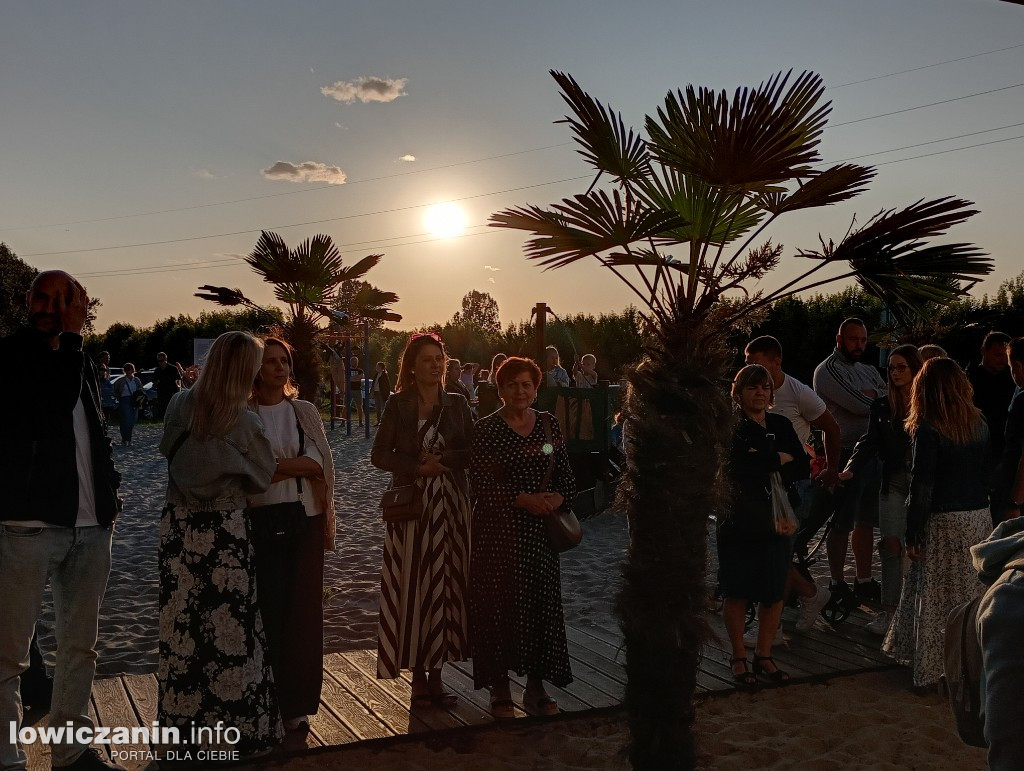 Boże Ciało. Potańcowka na plaży nad Bzurą