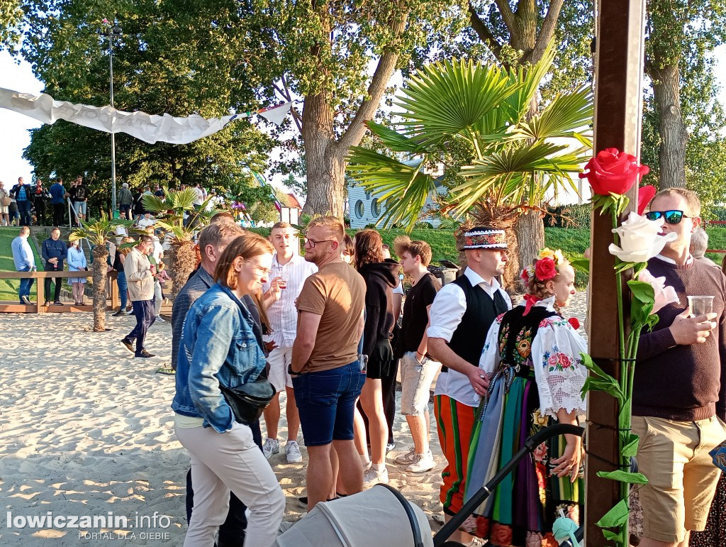 Boże Ciało. Potańcowka na plaży nad Bzurą