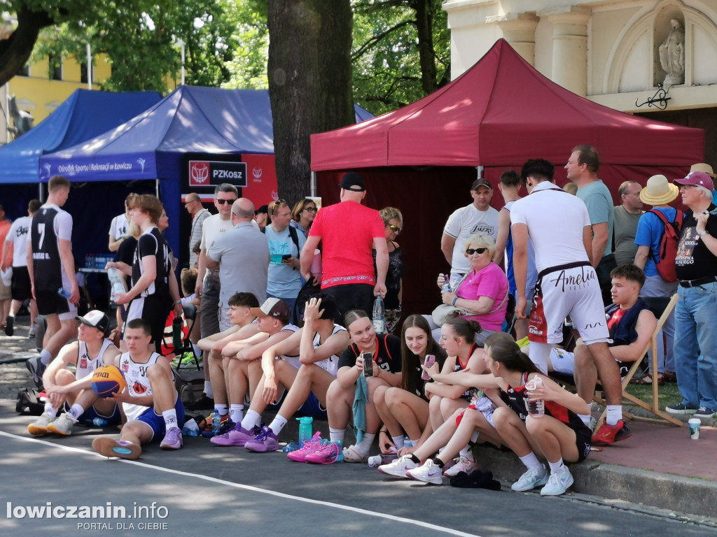 Drugi dzień koszykarskich zmagań w Łowiczu