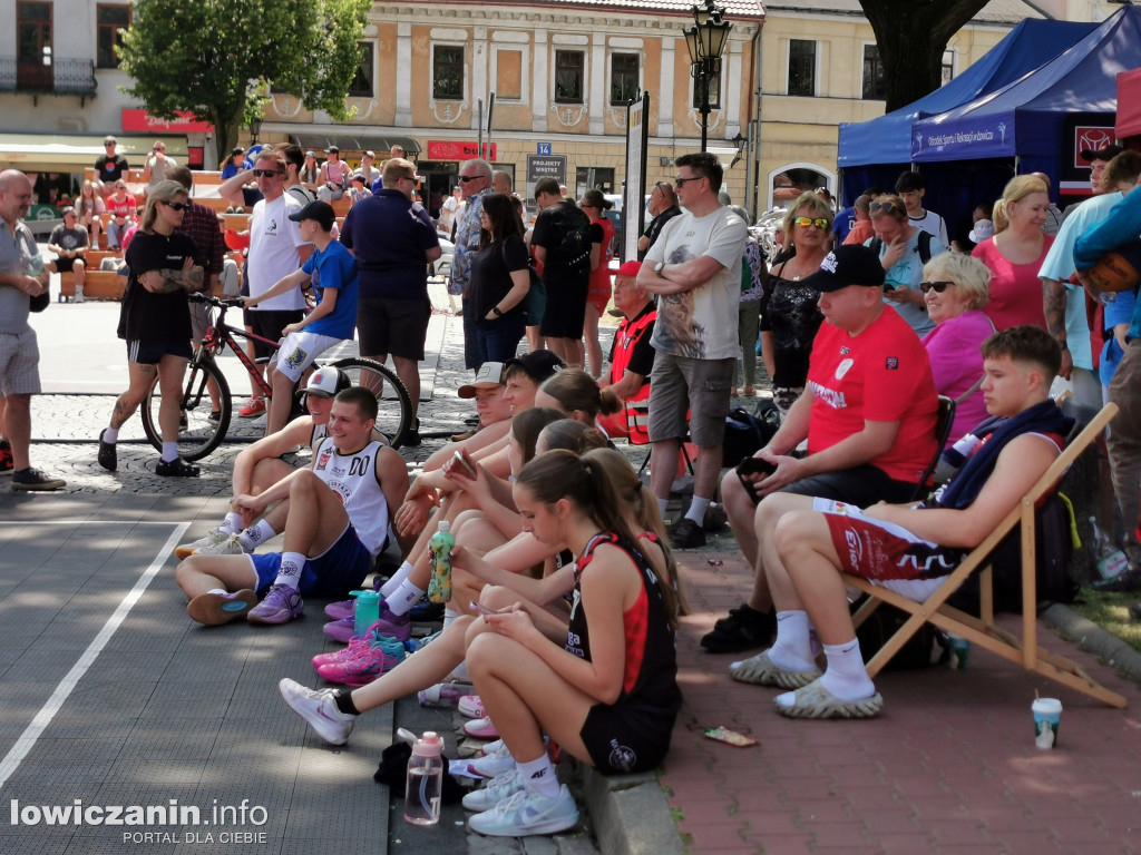 Drugi dzień koszykarskich zmagań w Łowiczu
