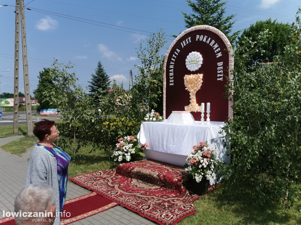 Procesja eucharystyczna ulicami dzielnicy Korabka w Łowiczu