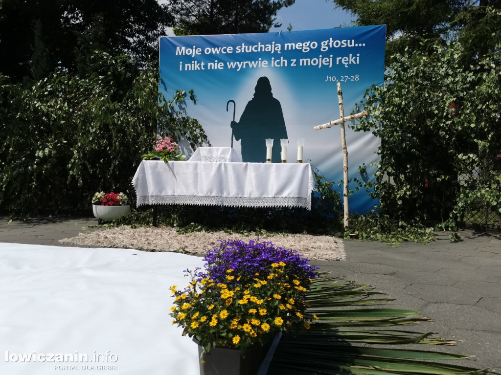Procesja eucharystyczna ulicami dzielnicy Korabka w Łowiczu