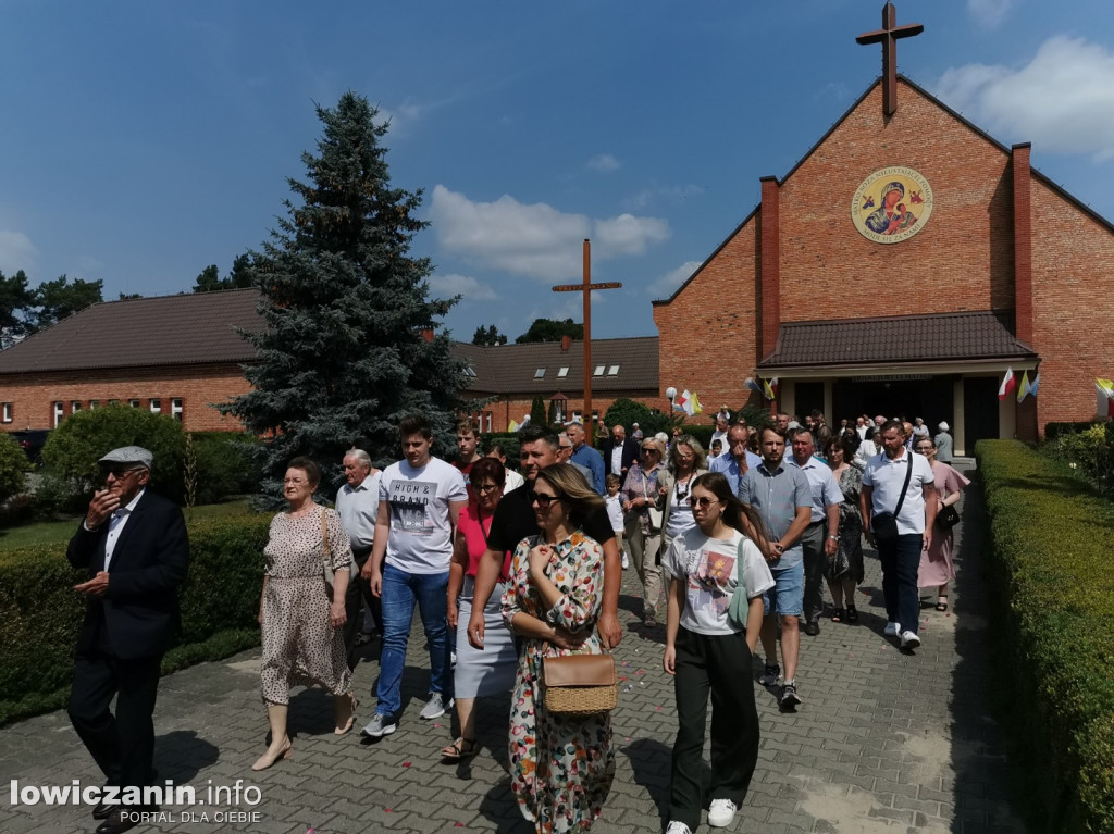 Procesja eucharystyczna ulicami dzielnicy Korabka w Łowiczu