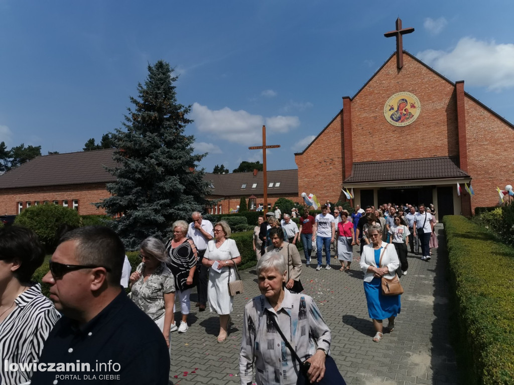 Procesja eucharystyczna ulicami dzielnicy Korabka w Łowiczu