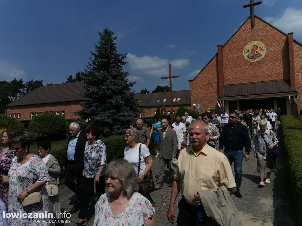 Procesja eucharystyczna ulicami dzielnicy Korabka w Łowiczu