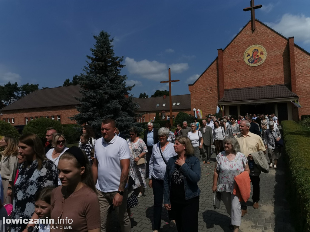 Procesja eucharystyczna ulicami dzielnicy Korabka w Łowiczu