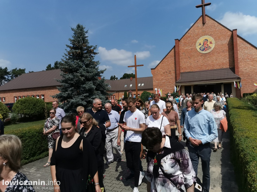 Procesja eucharystyczna ulicami dzielnicy Korabka w Łowiczu