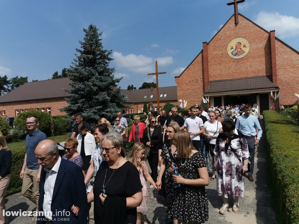 Procesja eucharystyczna ulicami dzielnicy Korabka w Łowiczu