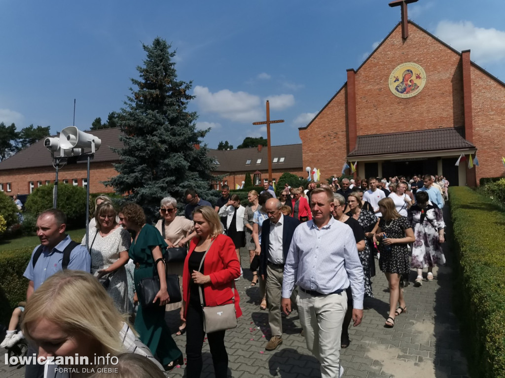 Procesja eucharystyczna ulicami dzielnicy Korabka w Łowiczu