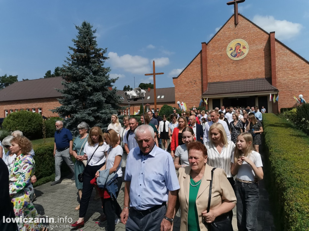 Procesja eucharystyczna ulicami dzielnicy Korabka w Łowiczu