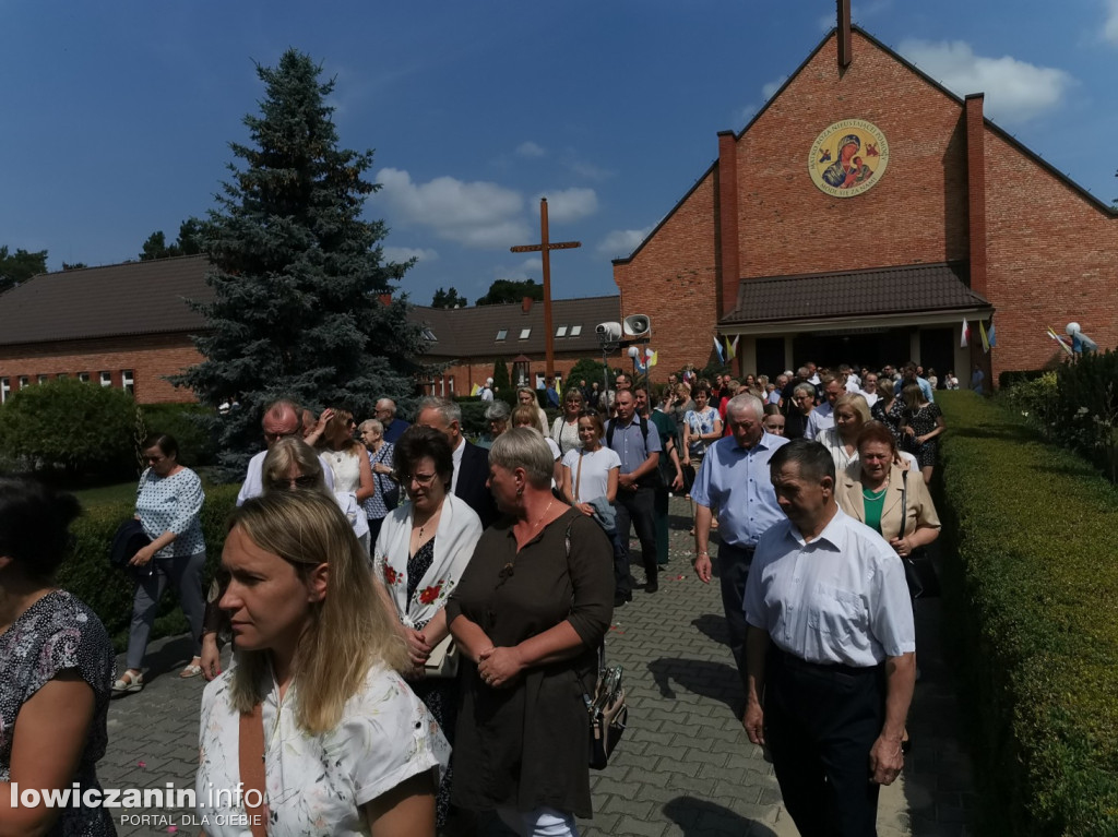 Procesja eucharystyczna ulicami dzielnicy Korabka w Łowiczu