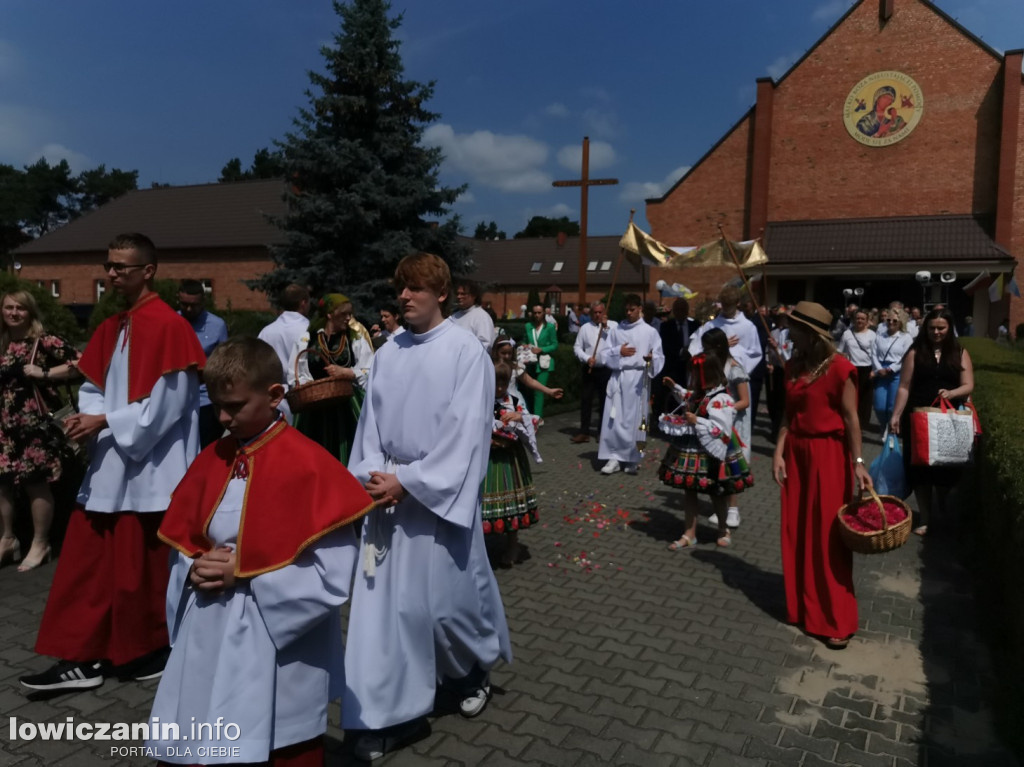 Procesja eucharystyczna ulicami dzielnicy Korabka w Łowiczu