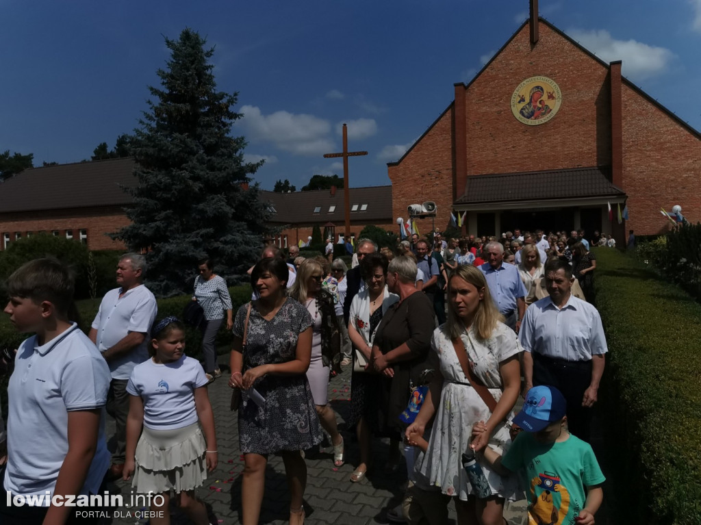 Procesja eucharystyczna ulicami dzielnicy Korabka w Łowiczu