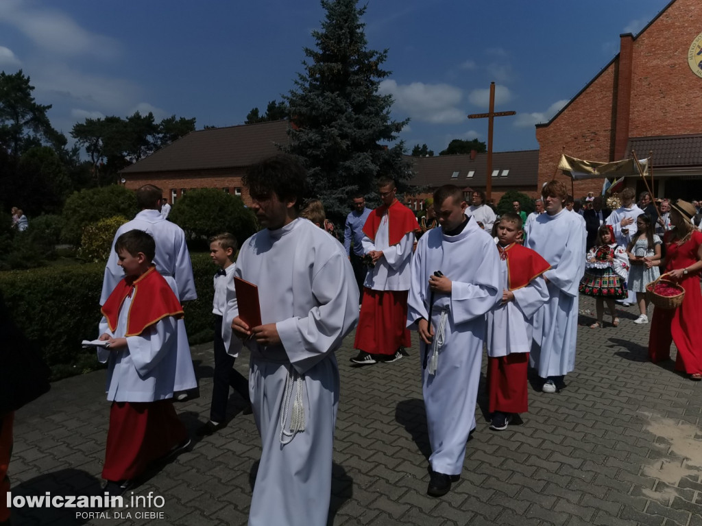 Procesja eucharystyczna ulicami dzielnicy Korabka w Łowiczu