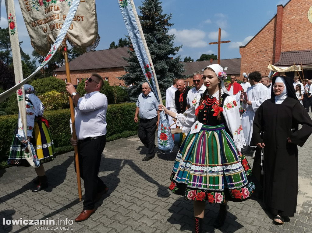 Procesja eucharystyczna ulicami dzielnicy Korabka w Łowiczu
