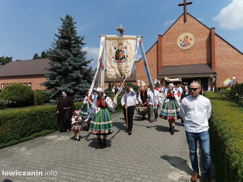 Procesja eucharystyczna ulicami dzielnicy Korabka w Łowiczu