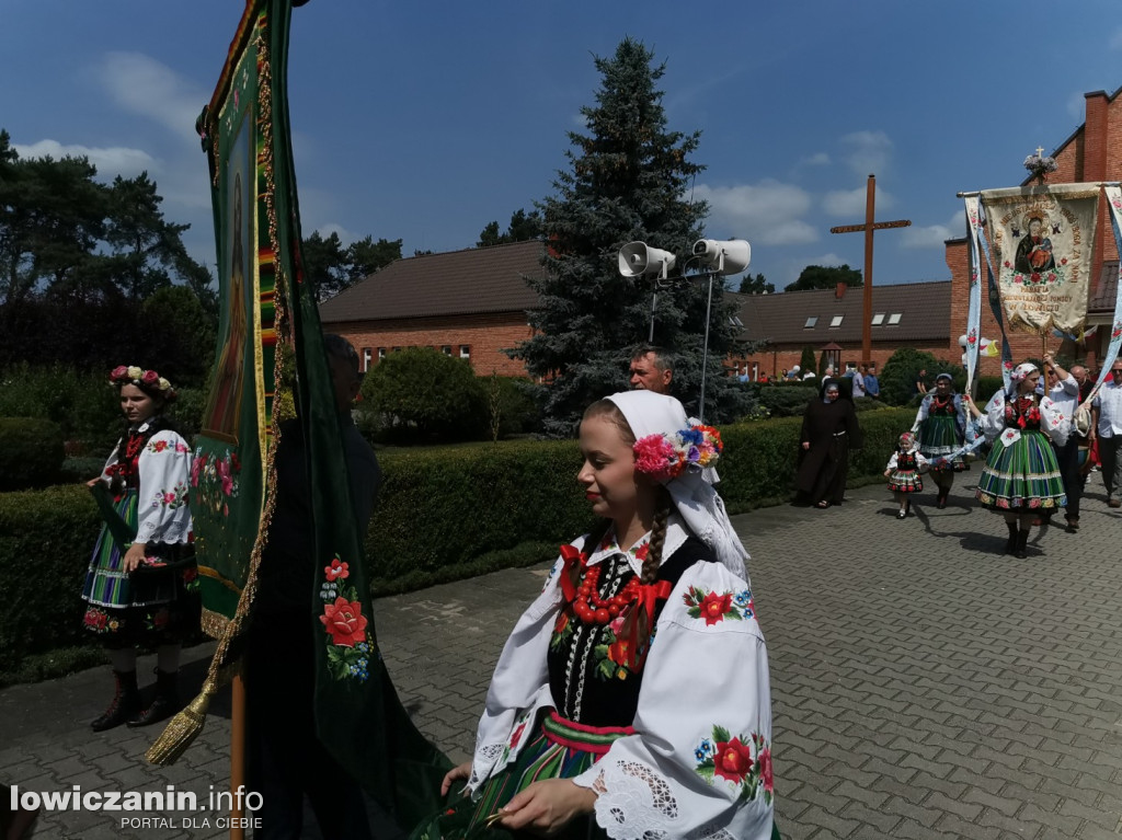 Procesja eucharystyczna ulicami dzielnicy Korabka w Łowiczu