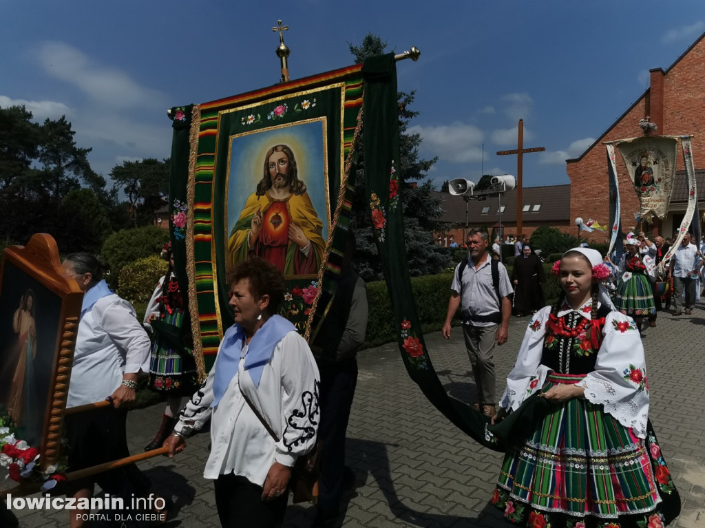 Procesja eucharystyczna ulicami dzielnicy Korabka w Łowiczu